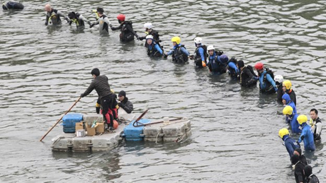 Lực lượng cứu hộ đang nỗ lực tìm kiếm 8 thi thể còn lại. (Ảnh: