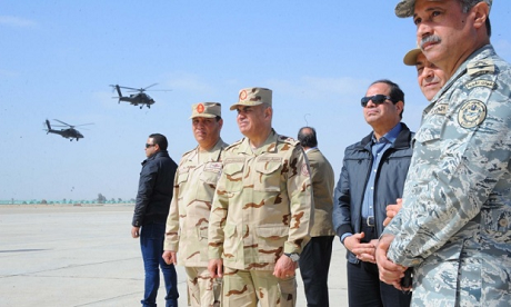 Tổng thống Sisi (mặc thường phục, giữa) thề trả thù quyết liệt các phiến quân IS. (Ảnh: