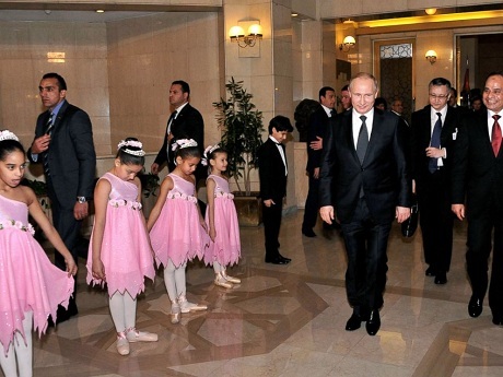 Ông Putin tặng súng AK cho Tổng thống Ai Cập - 2 Tổng thống Putin tặng người đồng cấp Ai Cập một khẩu súng AK. (Ảnh: