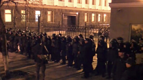 Lực lượng an ninh bảo vệ trước phủ Tổng thống Ukraine. (Ảnh: