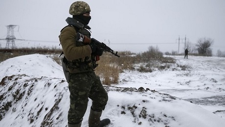 "60 lính Ukraine thiệt mạng ở Donbass trong ngày thứ hai sau ngừng bắn" - 1 Một binh sĩ Ukraine đứng gác gần thị trấn Debaltseve ngày 16/2. (Ảnh: