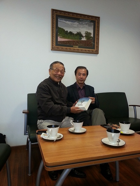 Tác
giả Tuyết hoang (bên phải) tặng sách.