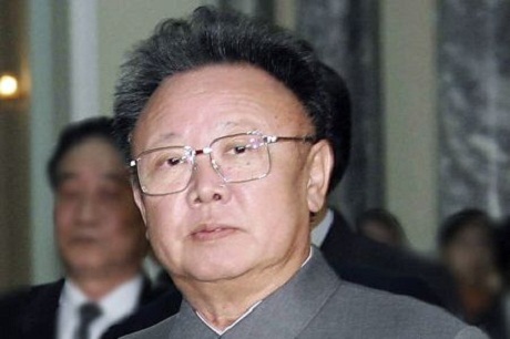 Kiểu tóc mới của ông Kim Jong-un gây chú ý - 3 Cha của ông Kim Jong-un, cố lãnh đạo Kim Jong-il. (Ảnh: