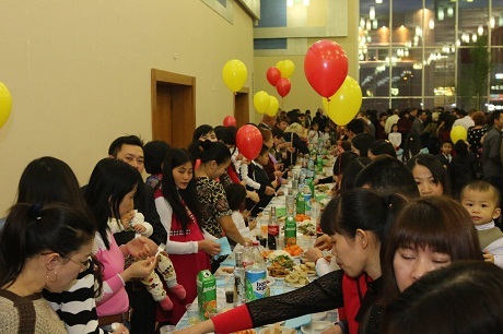 Tết Ất Mùi 2015 của người Việt tại Ulyanovsk, Nga - 3 Hội trường chật ních những người đến tham dự lễ hội