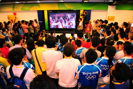 Người dân Trung Quốc đang theo dõi một sự kiện thể thao trên TV. (Ảnh: