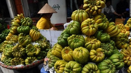 Khắp châu Á tưng bừng chuẩn bị đón Tết cổ truyền - 9 Quả phật thủ, một loại quả bày bàn thờ ngày Tết được bày bán tại Hà Nội. (Ảnh: