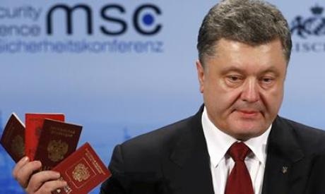 Tổng thống Ukraine Petro Poroshenko trưng bằng chứng lính Nga tham chiến ở Ukraine. (Ảnh: