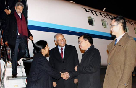 Ngoại trưởng Ấn Độ Sushma Swaraj tại sân bay Bắc Kinh hôm qua 31/1.(Ảnh: 