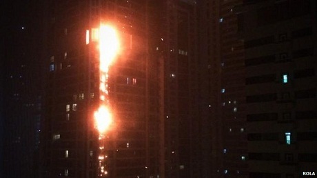 Cháy kinh hoàng tại tòa nhà chọc trời ở Dubai - 5 Đám cháy khiến hàng ngàn người phải sơ tán.