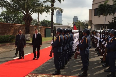 Malaysia đề xuất ý tưởng thành lập lực lượng gìn giữ hòa bình ASEAN - 1 Bộ trưởng Hishammuddin Hussein trong chuyến thăm Campuchia (Ảnh: