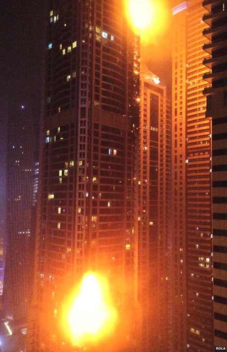 Cháy kinh hoàng tại tòa nhà chọc trời ở Dubai - 1 Đám cháy bắt đầu với ít nhất hai điểm phát hỏa. (Ảnh: Rola)
