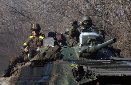 Ukraine: Chỉ rút vũ khí hạng nặng nếu miền đông yên ắng trong 1 ngày - 1 Các quân nhân Ukraine trên xe bọc thép chở lính tại vùng Donetsk, đông Ukraine hôm 22/2. (Ảnh: