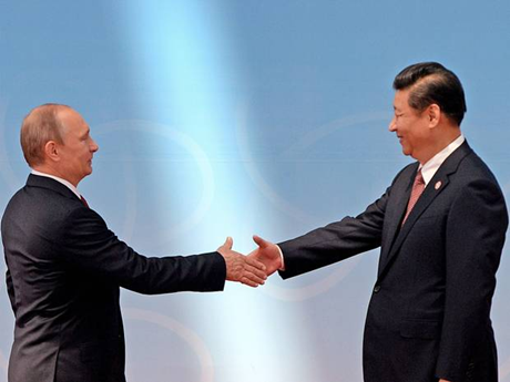 Chủ tịch Trung Quốc Tập Cận Bình (phải) bắt tay Tổng thống Nga Vladimir Putin (trái). (Ảnh:
