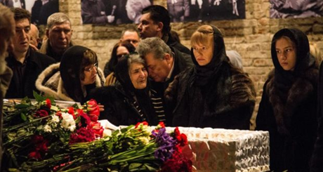 Người thân đau khổ bên quan tài của ông Nemtsov. (Ảnh: