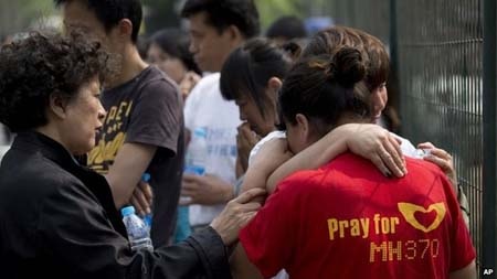 Pin thiết bị phát sóng định vị dưới nước của MH370 hết hạn từ 2012 - 1 Thân nhân hành khách MH370 sống trong đau buồn trong 1 năm nay. (Ảnh: