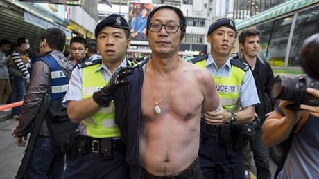 Một người đàn ông bị cảnh sát Hồng Kông bắt giữ trong cuộc biểu tình ngày 1/3. (Ảnh: