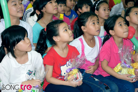 Các em nhỏ chăm chú theo dõi các hoạt động do ĐSQ Qatar tổ chức.