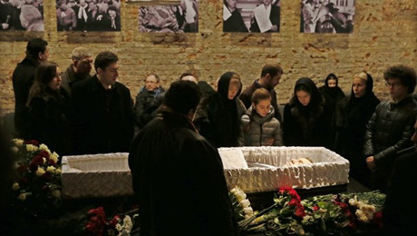 Quan tài của ông Nemtsov ngập tràn những bó hoa của người dân tới viếng. 