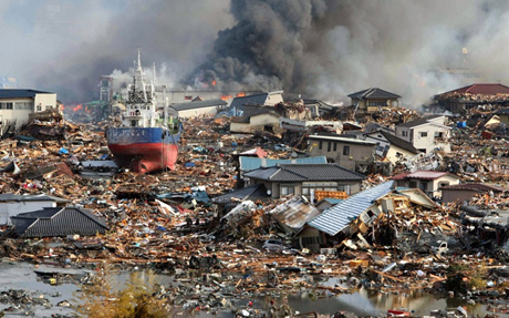  Đống hoang tàn sau trận động đất sóng thần tại thành phố Kesennuma, tỉnh Miyagi. 