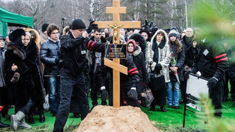 Quan tài của ông Nemtsov được chuyển tới nghĩa trang. (Ảnh: