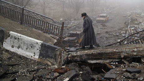 Quang cảnh tại vùng chiến sự đông Ukraine sau một trận giao tranh. (Ảnh: