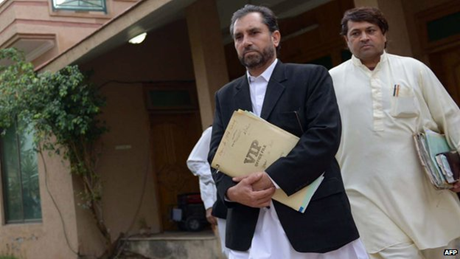 Luật sư Samiullah Afridi (áo đen) nhiều lần bị