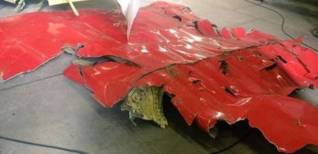 Một  mảnh vỡ của máy bay MH17. (Ảnh: 