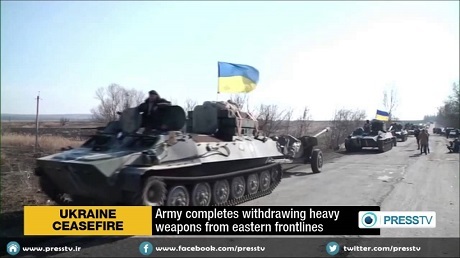 Kiev “tố” phe ly khai phá vỡ lệnh ngừng bắn ở Mariupol - 1 Quân chính phủ Kiev rút vũ khí hạng nặng khỏi khu vực chiến sự ở miền đông Ukraine. (Ảnh: