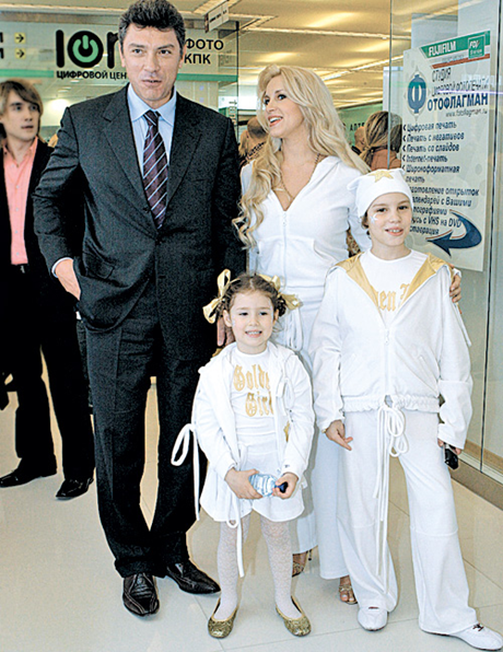 Ông Nemtsov chụp ảnh cùng gia đình nhỏ với 