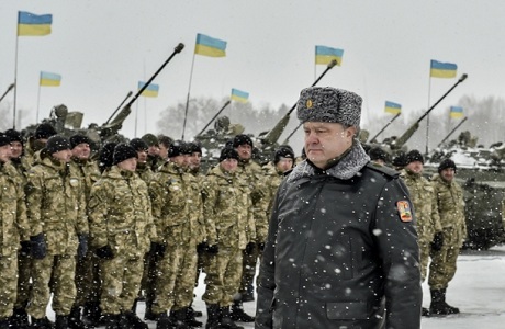 Tổng thống Ukraine Petro Poroshenko đứng cùng các binh lính. (Ảnh: 