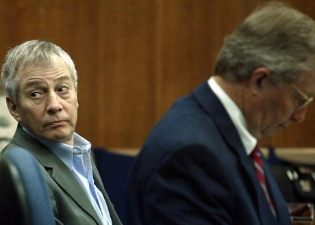 Mỹ bắt triệu phú dính líu tới 3 vụ án mạng - 2 Ông Robert Durst (trái) và luật sư. (Ảnh: