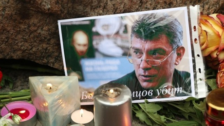 Hoa và nến tưởng niệm ông Nemtsov. (Ảnh: