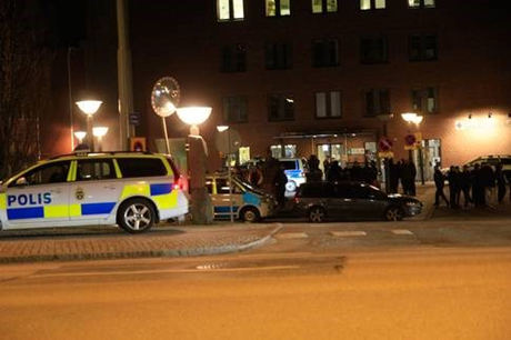 Xe cảnh sát được điều động đến hiện trường. (Ảnh: