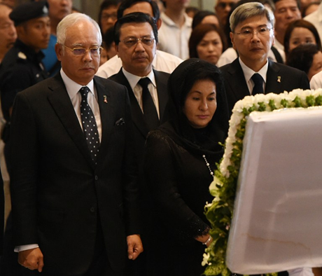 Thủ tướng Malaysia Najib Razak cùng phu nhân đến viếng cố Thủ tướng Lý Quang Diệu. (Ảnh: