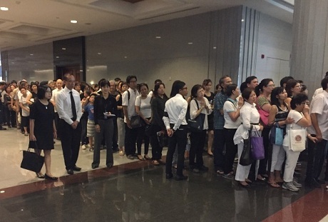 Thủ tướng Lý Hiển Long chia sẻ ảnh cũ về tình yêu của cha mẹ - 4 Tòa nhà Quốc hội đã mở cửa đến 24h mỗi ngày để người dân vào viếng nhà sáng lập Singapore. (Ảnh: