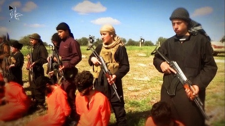 IS tung video chiến binh nhí hành quyết 8 con tin Syria - 4 8 con tin người Syria bị hành quyết trong đoạn video mới của IS. (Ảnh: