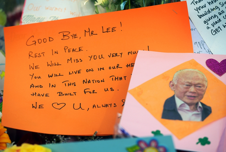 Một người phụ nữ khóc ngất khi đặt hoa tưởng niệm nhà lãnh đạo tài ba. (Ảnh: