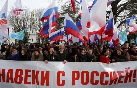 Dân Crimea hài lòng với cuộc sống ở Nga hơn Ukraine - 1 Người dân ở Crimea xuống đường tuần hành nhân một năm kỷ niệm ngày sáp nhập trở lại Nga (Ảnh: