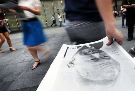 Một người phụ nữ khóc ngất khi đặt hoa tưởng niệm nhà lãnh đạo tài ba. (Ảnh: