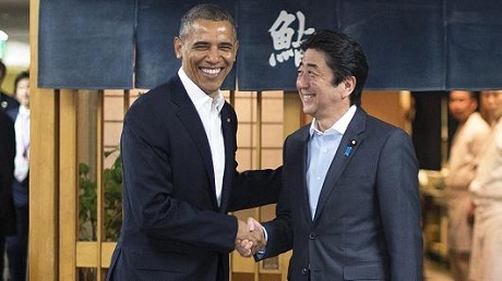 “Nhật có thể sẽ hỗ trợ quân sự cho Mỹ trên Biển Đông” - 1 Tổng thống Mỹ Barack Obama (trái) bắt tay Thủ tướng Nhật Bản Shinzo Abe. (Ảnh: