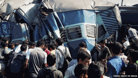 Một toa tàu đã bị biến dạng do vụ tai nạn. (Ảnh: