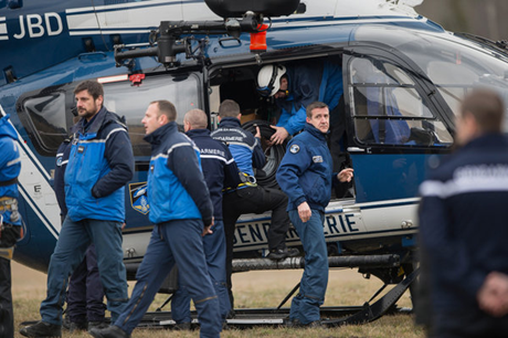 Các nhân viên cứu hộ đang tham gia quá trình tìm kiếm. (Ảnh: