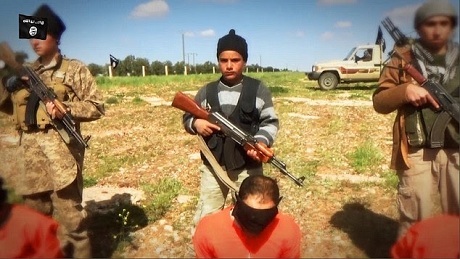 IS tung video chiến binh nhí hành quyết 8 con tin Syria - 1 Một chiến binh nhí của
IS tham gia hành quyết con tin. (Ảnh: