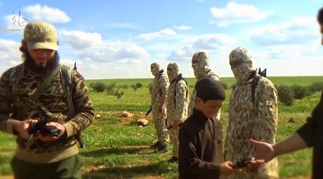 IS tung video chiến binh nhí hành quyết 8 con tin Syria - 3 Cậu bé thậm chí còn mỉm cười khi đưa dao cho những tên đao phủ.