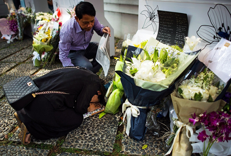 Một người phụ nữ khóc ngất khi đặt hoa tưởng niệm nhà lãnh đạo tài ba. (Ảnh: