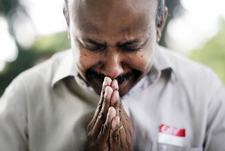 Một người phụ nữ khóc ngất khi đặt hoa tưởng niệm nhà lãnh đạo tài ba. (Ảnh: