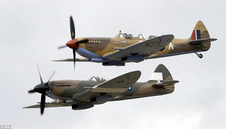 Máy bay nổ tung trong triển lãm, phi công may mắn thoát nạn