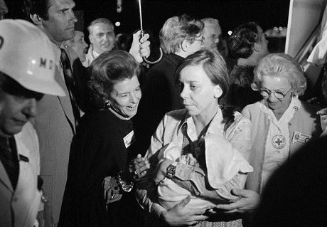 Các em bé này sau đó được các gia đình Mỹ nhận nuôi, trong ảnh là một trường hợp như vậy. 