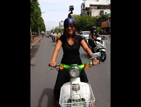 Nhà báo gốc Việt và hành trình lấp đầy "khoảng trống ký ức" - 2 Cath Turner chụp ảnh trên đường phố Việt Nam.