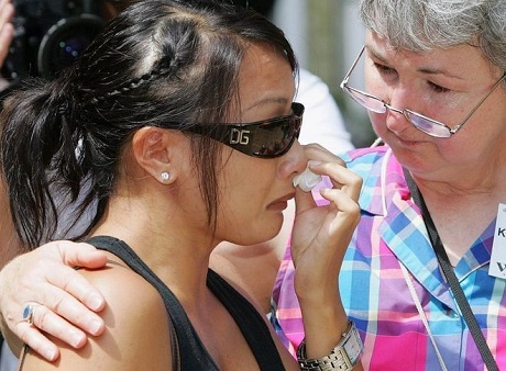 Các em bé này sau đó được các gia đình Mỹ nhận nuôi, trong ảnh là một trường hợp như vậy. 